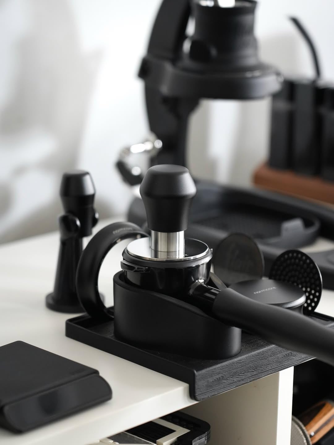Normcore Pressino per caffè V4.1 Mini, caricato a molla con feedback click, deflettore piatto autolivellante in acciaio inox, compatibile con macchine da caffè da 58 mm, nero