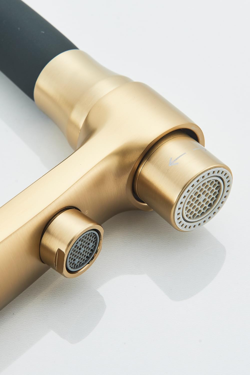 Grifo de cocina flexible de 3 vías con ducha extraíble, tubería de agua potable separada para filtro de agua, caño giratorio 360°, cuerpo de latón, montaje de un solo orificio (dorado)