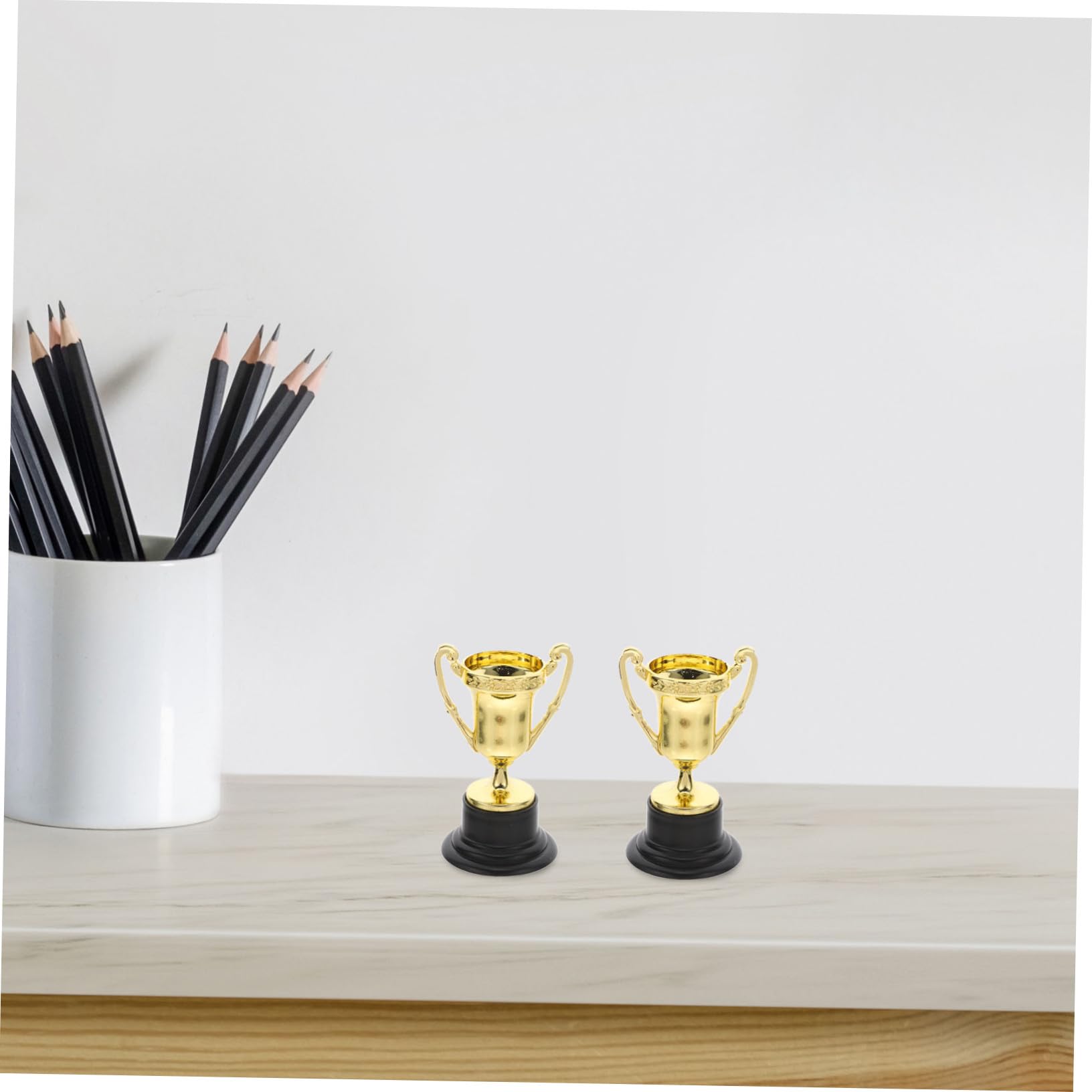 Mikinona 30 Goldene Kleiner Pokale aus Kunststoff für Kinderbelohnungen | Glatte, Glänzende Oberfläche, 30 Stück Packung, Geeignet für Unterricht und Buchstabieren