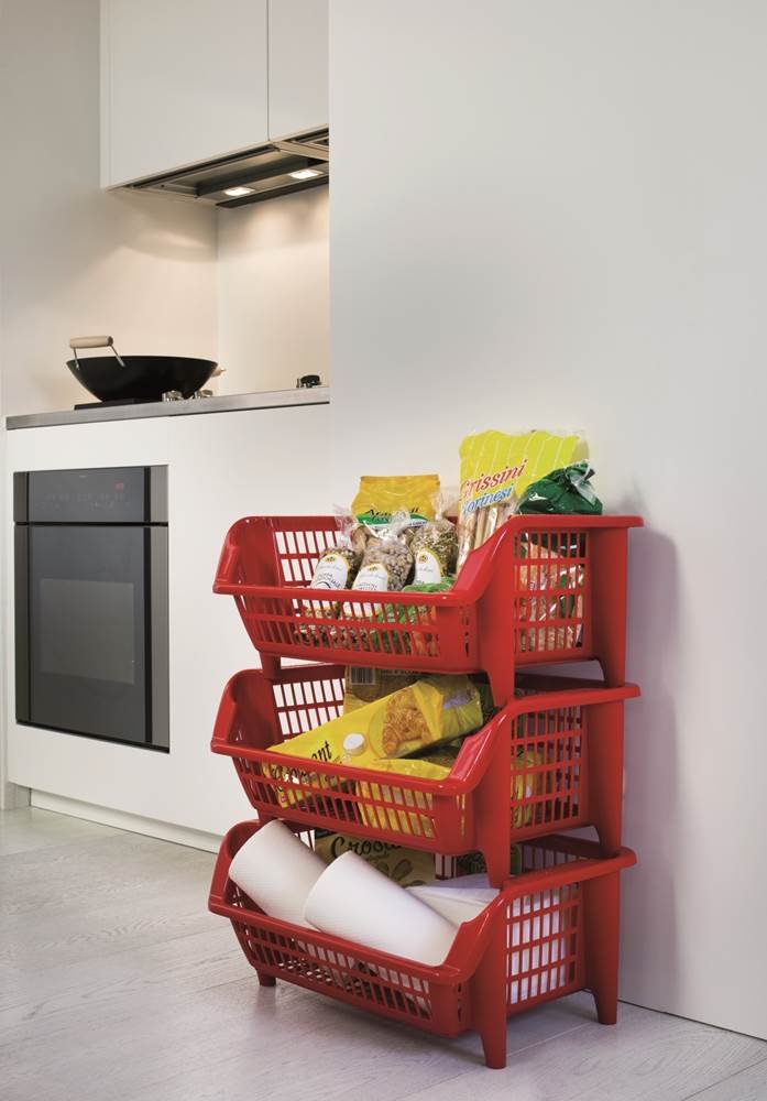 Scaffale composto da quattro cesti impilabili in plastica, colore bianco Impilabile e annidabile. Ampliabile a piacere. Dimensioni: 54,5 x 38 x 92 cm (LxPxH).