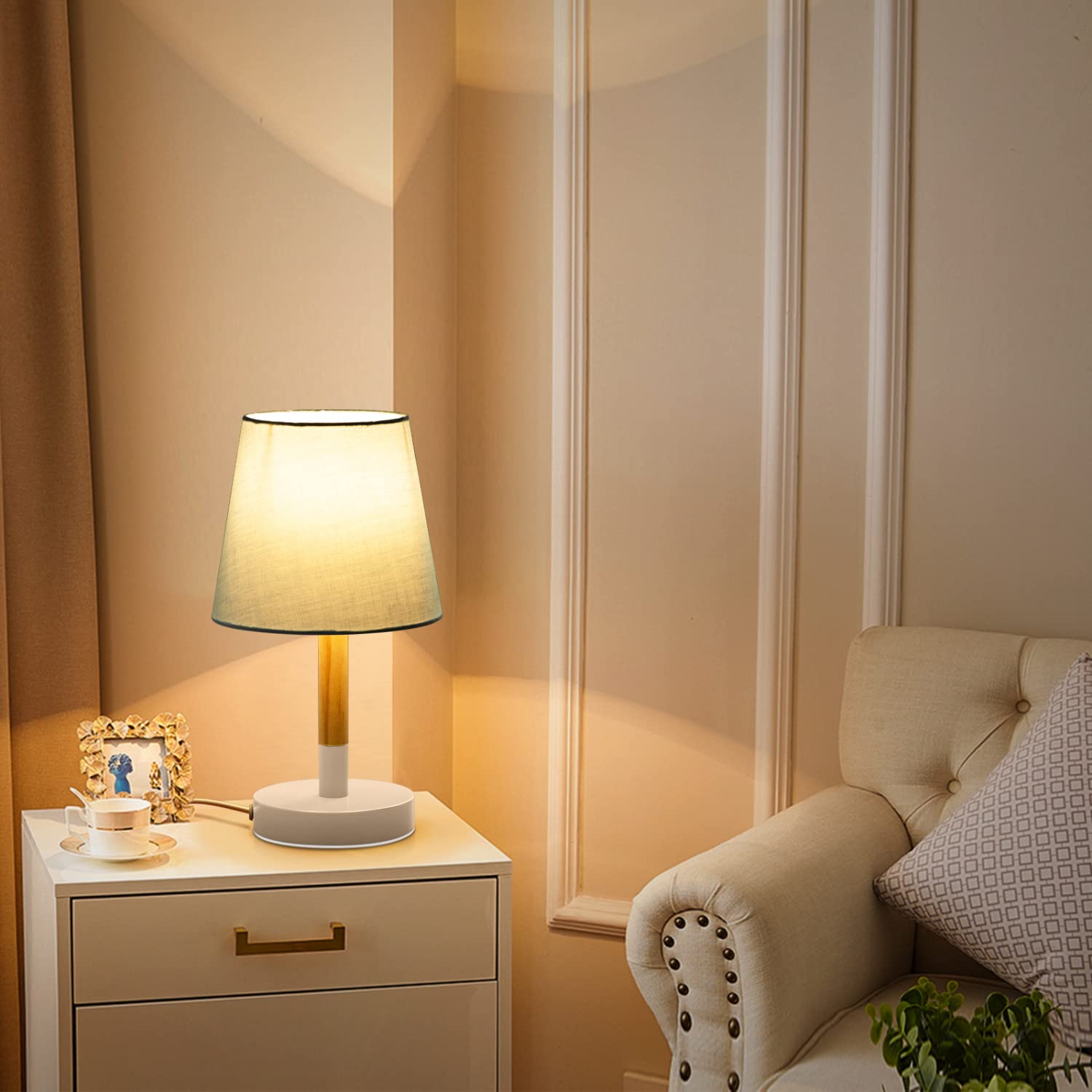 Aigostar 2 Pezzi Lampada da Tavolo, Piccola Lampada da Comodino in Legno, Lampada da Scrivania con Paralume in Tessuto Bianco e Base in Metallo, Portalampada E14, Vintage per Camera, Soggiorno