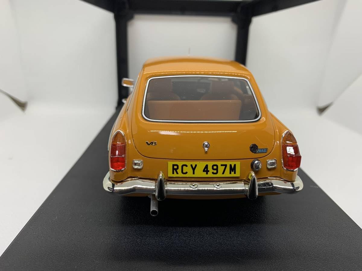 Amazon.co.jp: Cult 1/18 MG B GT V8 tundra green 1974 Orange CML107