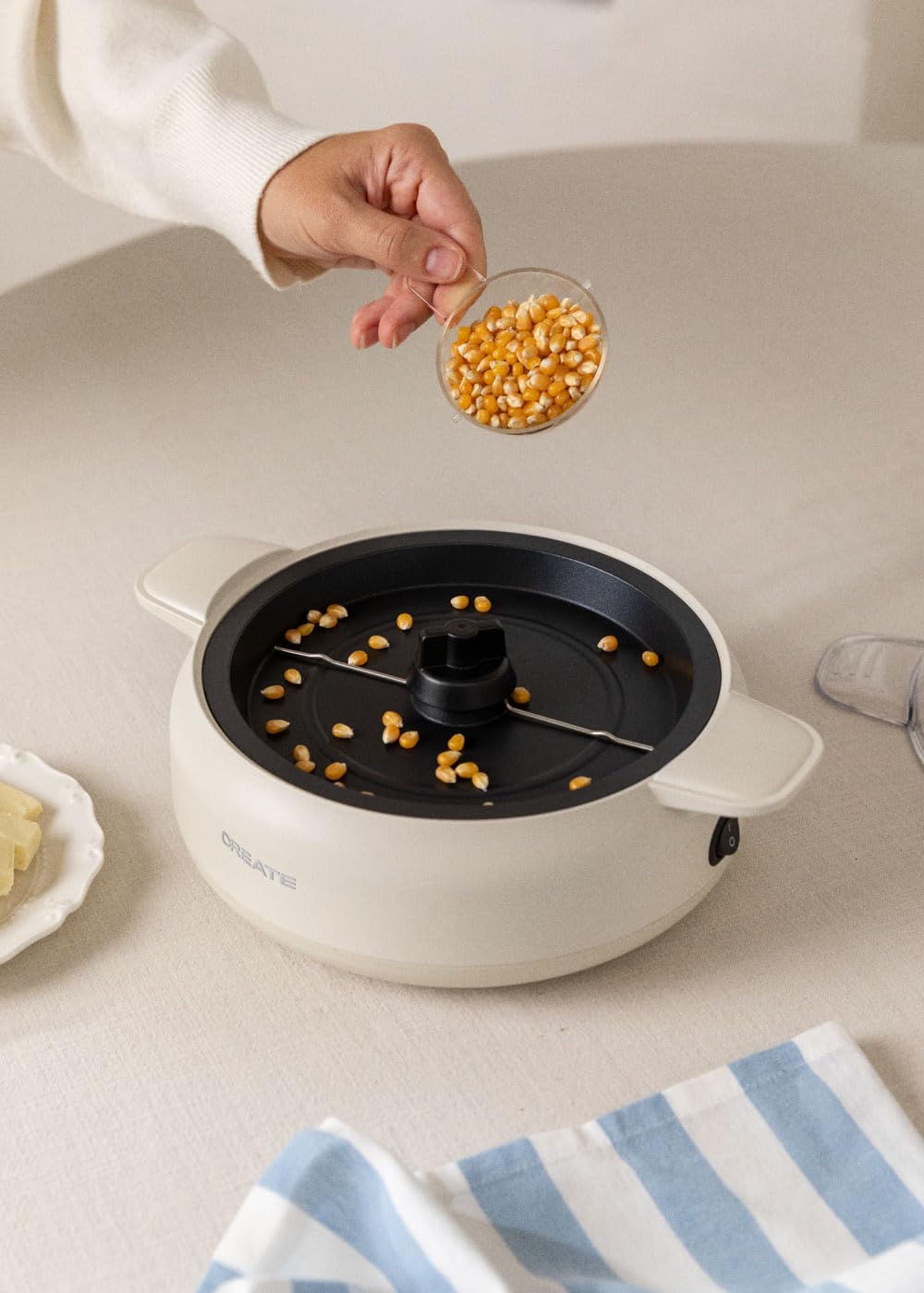 CREATE/POPCORN MAKER STUDIO/Macchina per popcorn con scioglitore di burro bianco sporco/Facile da usare, Fino a 100g di mais, Popcorn in 5 min, Popcorn dolci o salati, 500W