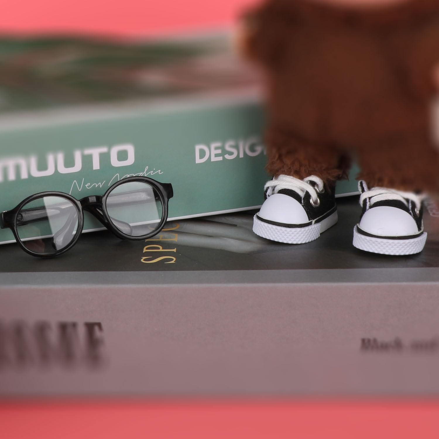 Mikovivi 2 Pezzi di Scarpe e Occhiali per Bambola 17 cm, Mini Scarpe da Ginnastica Casual in Tela con Lacci alla Moda e Occhiali da Vista Accessori per Abiti Bambola Carini (Nero)
