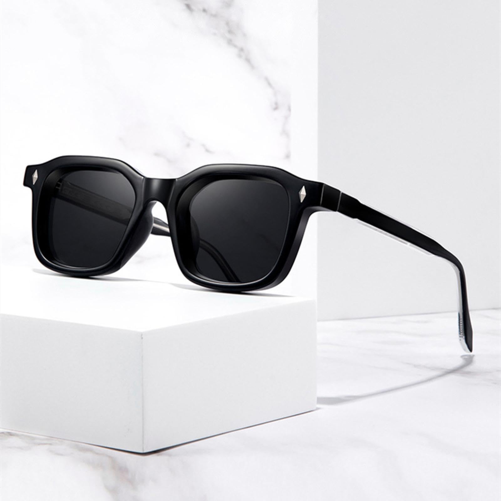 Gafas de sol de lujo retro para hombre, con remaches de moda para mujer, UV400, estilo punk.