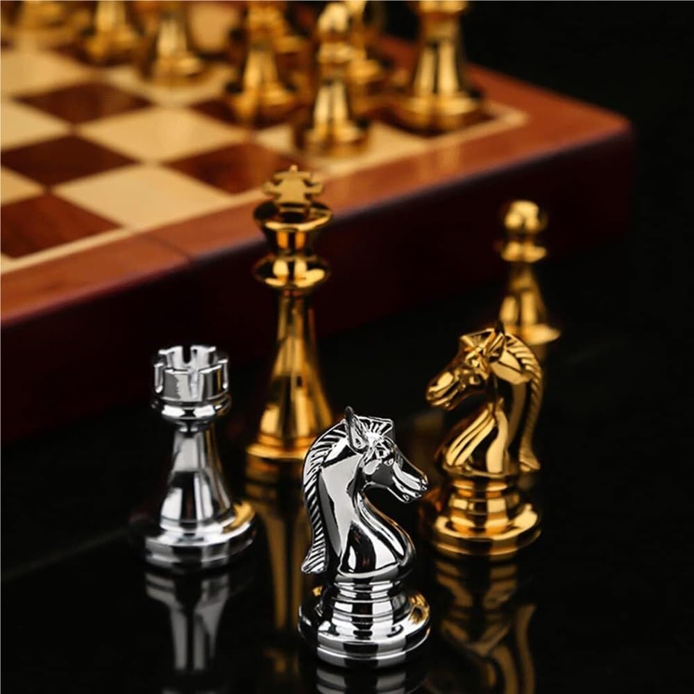 Retro Schachspiel aus Metall mit faltbarem Holz-Schachbrett und klassischen handgefertigten Standardstücken Schachspiel aus Metall für Kinder und Erwachsene. tragbares Schachbrett