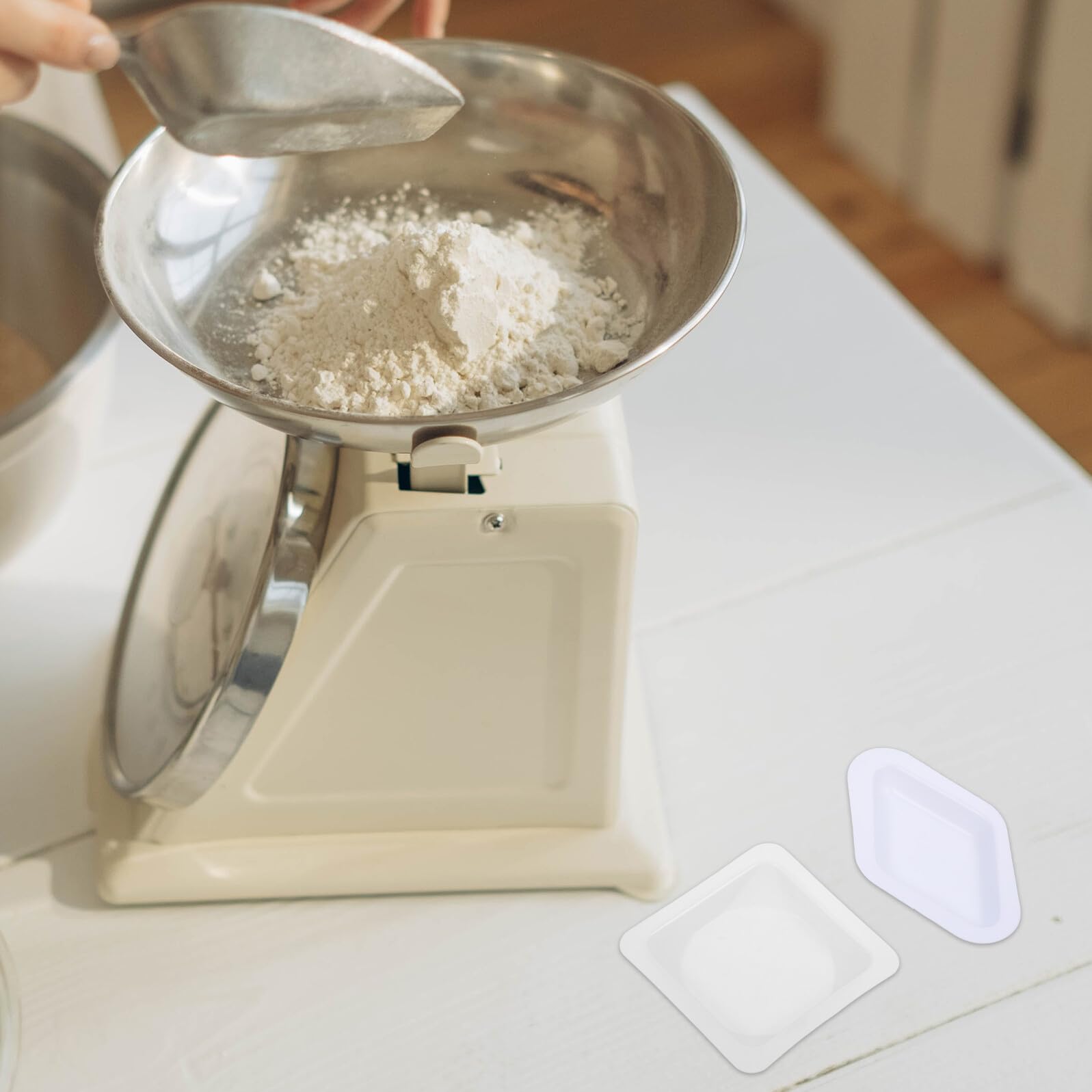 SHINEOFI 100 Stück Wägeplatten für Labor aus Kunststoff mit Abgeschrägten Kanten Praktische Laborwägetablett Wägeplatten für Pulver und Portable Laborwägeschalen