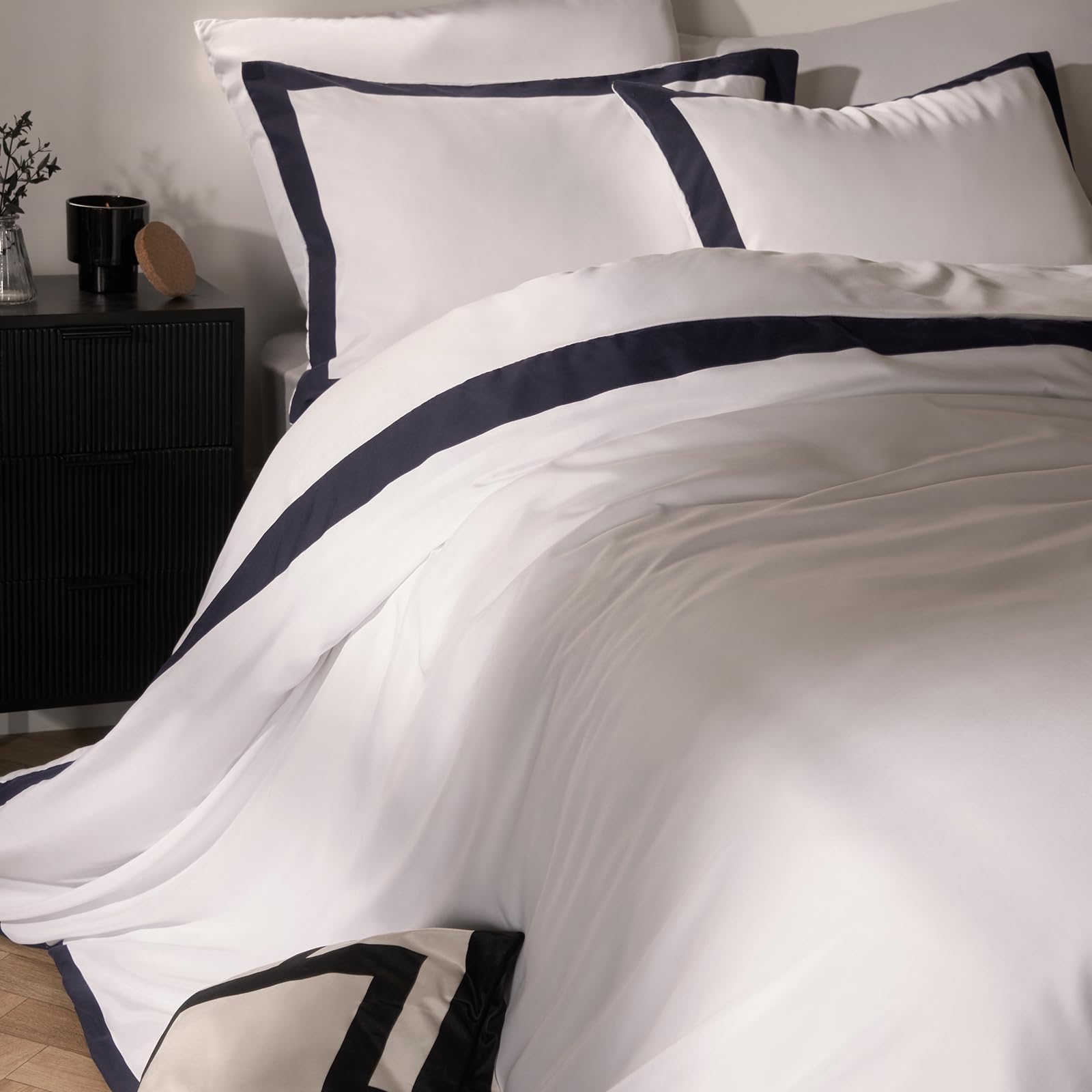 Brentfords Super King Duvet Set, Super Soft Warm Cosy Stylish Contrast Border Duvet Cover Luxurious Comfy Microfibre Super King Bedding with Pillowcases, White/Navy
