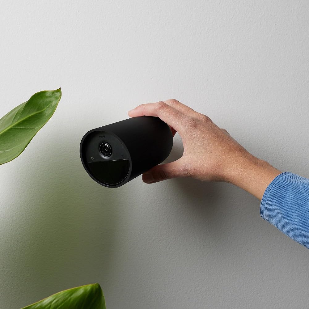 Philips Hue Secure batteriebetriebene Smart 1080p Home Sicherheitskamera, für drinnen oder draußen, Zwei-Wege-Gespräch, funktioniert mit dem Security Center in der Hue App, schwarz, 1er Pack