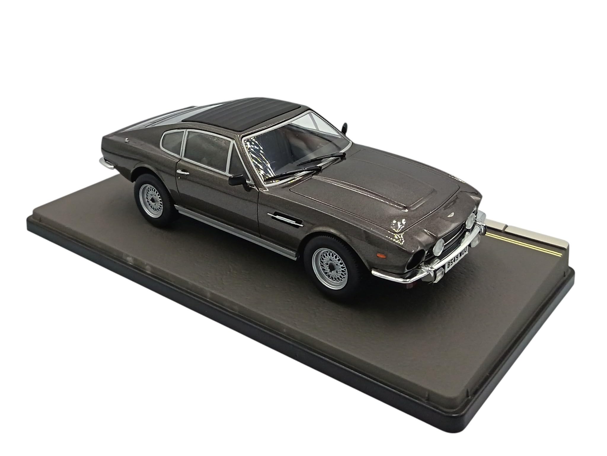 OPO 10 Modellino di Auto in Scala 1/24 Compatibile con Aston Martin V8 No Time To Die 2021 James Bond 007 - Hachette Collections JBH02