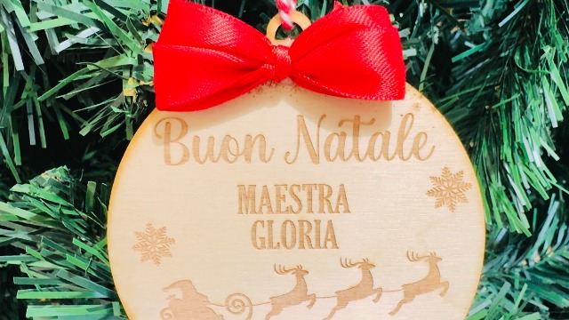 Lol t-shirt - Pallina di Natale in Legno Personalizzata con Nome della Maestra e Dedica – Design con Slitta e Fiocchi di Neve, Confezione Regalo Inclusa