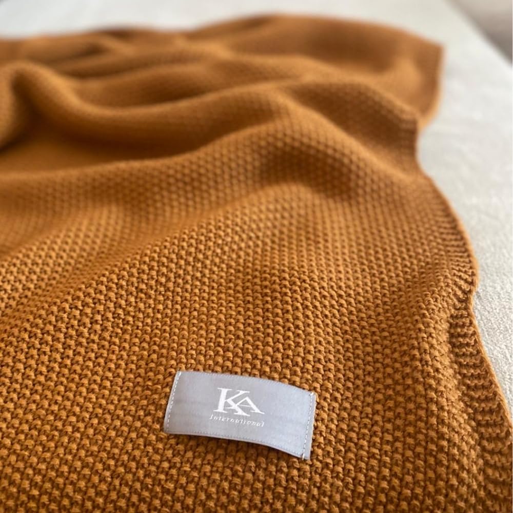 Plaid Manta Sofá de Punto 130x170 cm - Suave Tacto Lana 100% Acrílico - Cubre Sofá Decorativo Color Ocre Mostaza, Ligera y Lavable - Ideal para Cama y Regalo (Ocre)