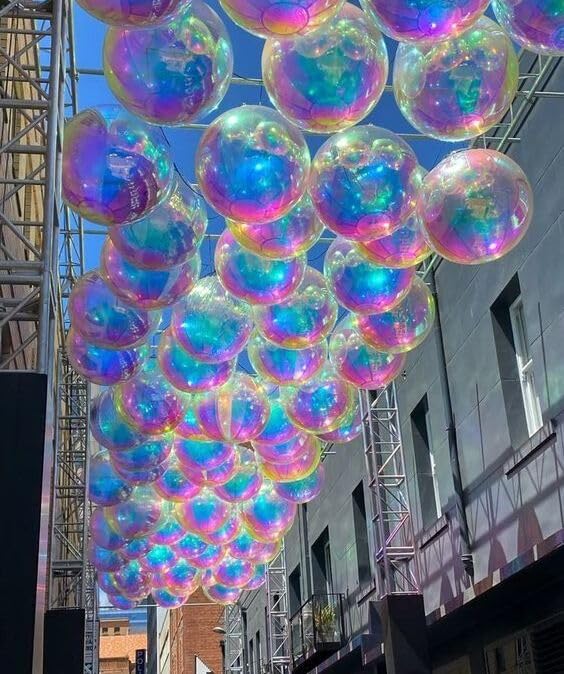 Pelotas Espejadas Inflables Gigantes de PVC Brillantes para Eventos, Bodas, Fiestas, Publicidad y Decoración de Escenario Colgante o de Pie (Arcoíris, 5 piezas - 2ft+3ft+4ft+5ft+8ft + bomba) miniatura 4