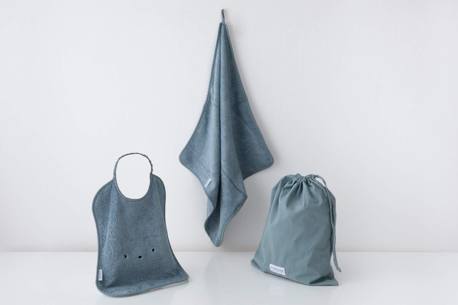 BamBoom 2030007 Set Asilo 3 Pezzi: Bavaglino Xl, Asciugamano e Sacca Porta Oggetti, in Soffice Fibra di Bambù Organico, Bath Set Toddler: Towel + Bag + Bib, Blu - 220 g