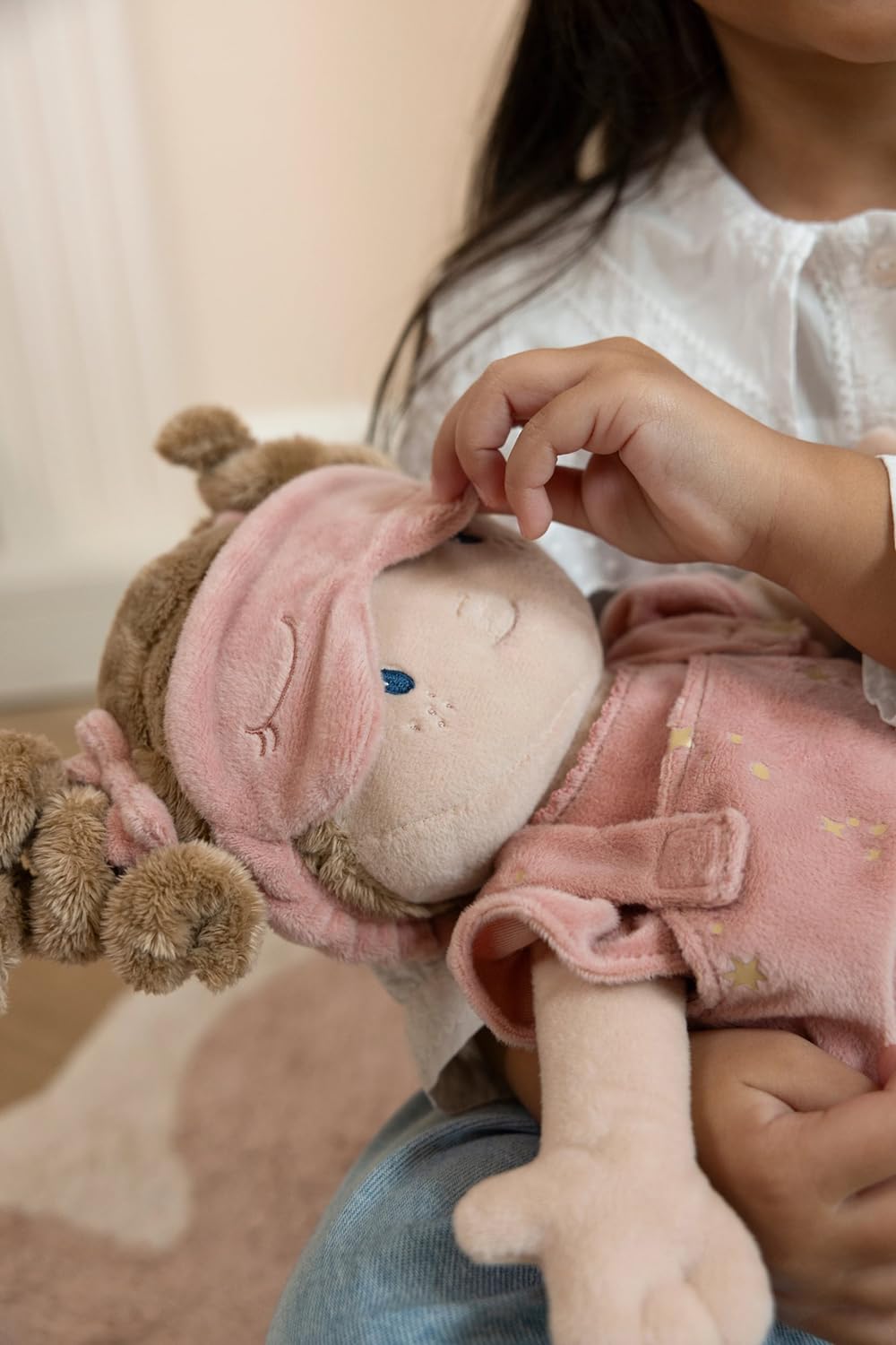 Little Dutch Muñeca de tela rosa – Juego de muñecas – con chupete magnético – Incluye saco de dormir y antifaz para dormir – para niñas a partir de 12 meses