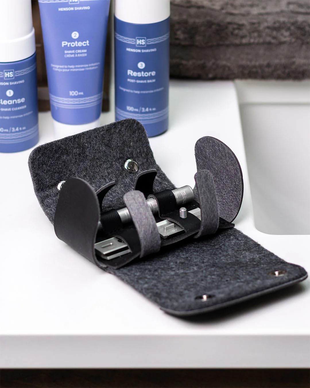 The Henson Shaving - Custodia per rasoio con supporto da viaggio, in pelle vegana e lana merino