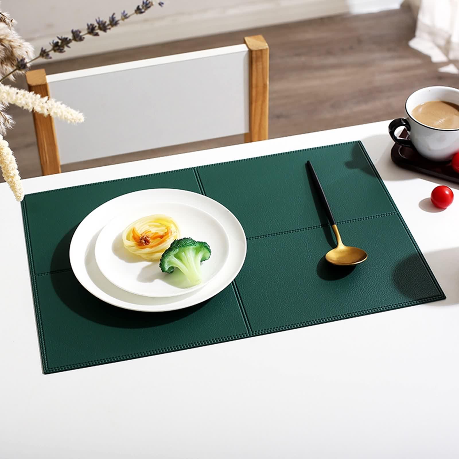 Set de Table Moderne, Leather Placemats Vert Foncé Lot de 8 Texture Rectangulaire de Couleur Unie sous Assiette 30x45cm