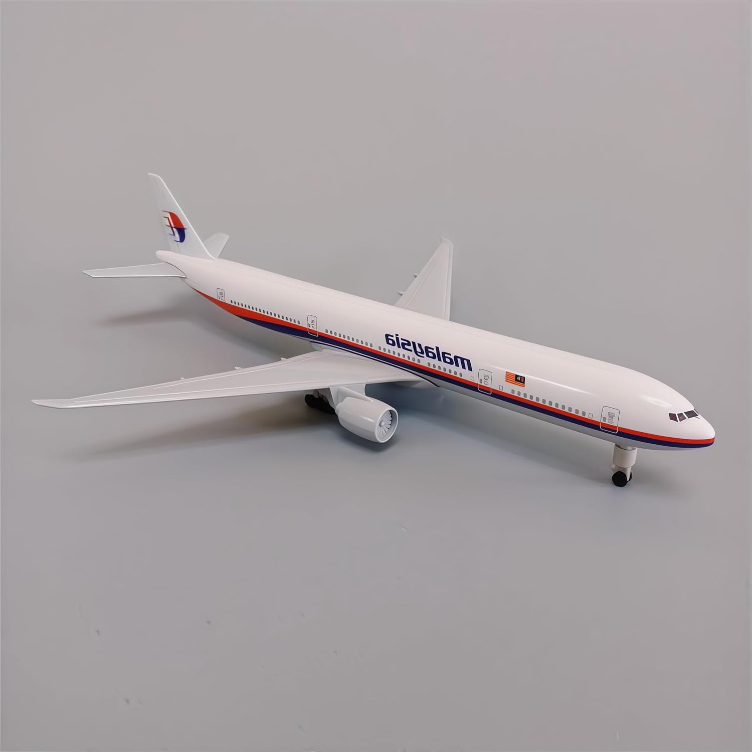 Boeing 777 Malaysia Airlines Diecast 1:300 Scale 20cm Alloy Twinjet for Shelf and Desk Display Collection Cabinet