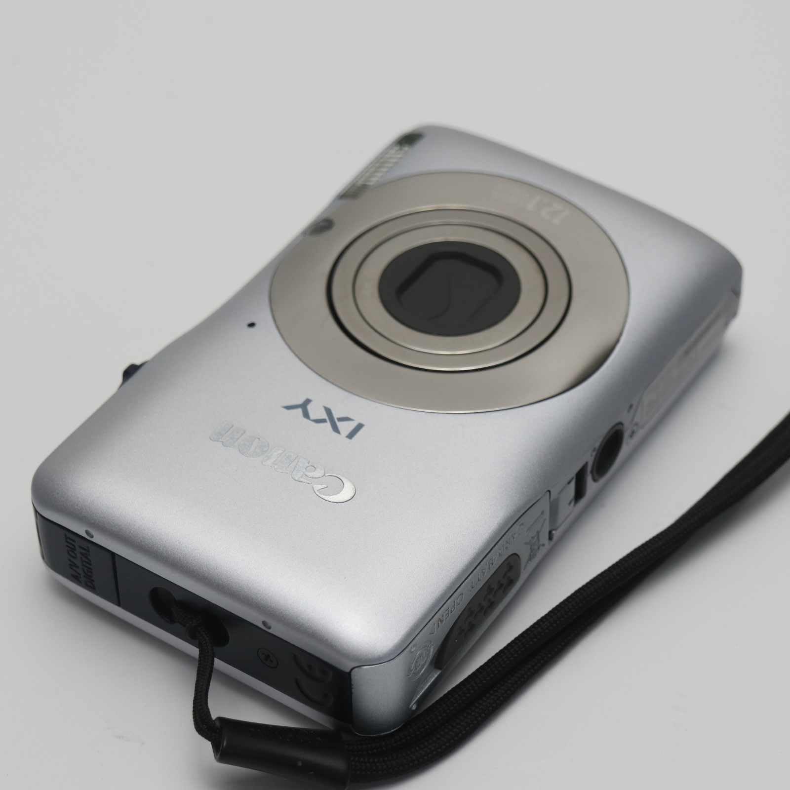 IXY200 イクシ デジタルカメラ シルバー 充電器付き デジタルカメラ IXY200 シルバー | デジタルカメラ・カメラ関連