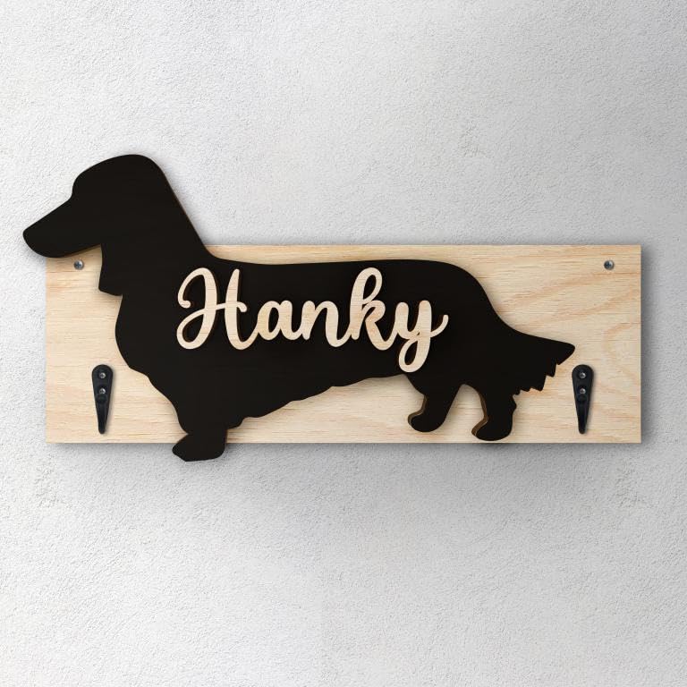 Caratteristiche del porta guinzaglio: Prodotto realizzato su legno di pioppo multistrato base 10mm color legno chiaro e forma del cane base 4 mm color nero. Dimensioni lunghezza 40 cm, larghezza 14 cm. Consegna rapida tramite Corriere Espresso.
