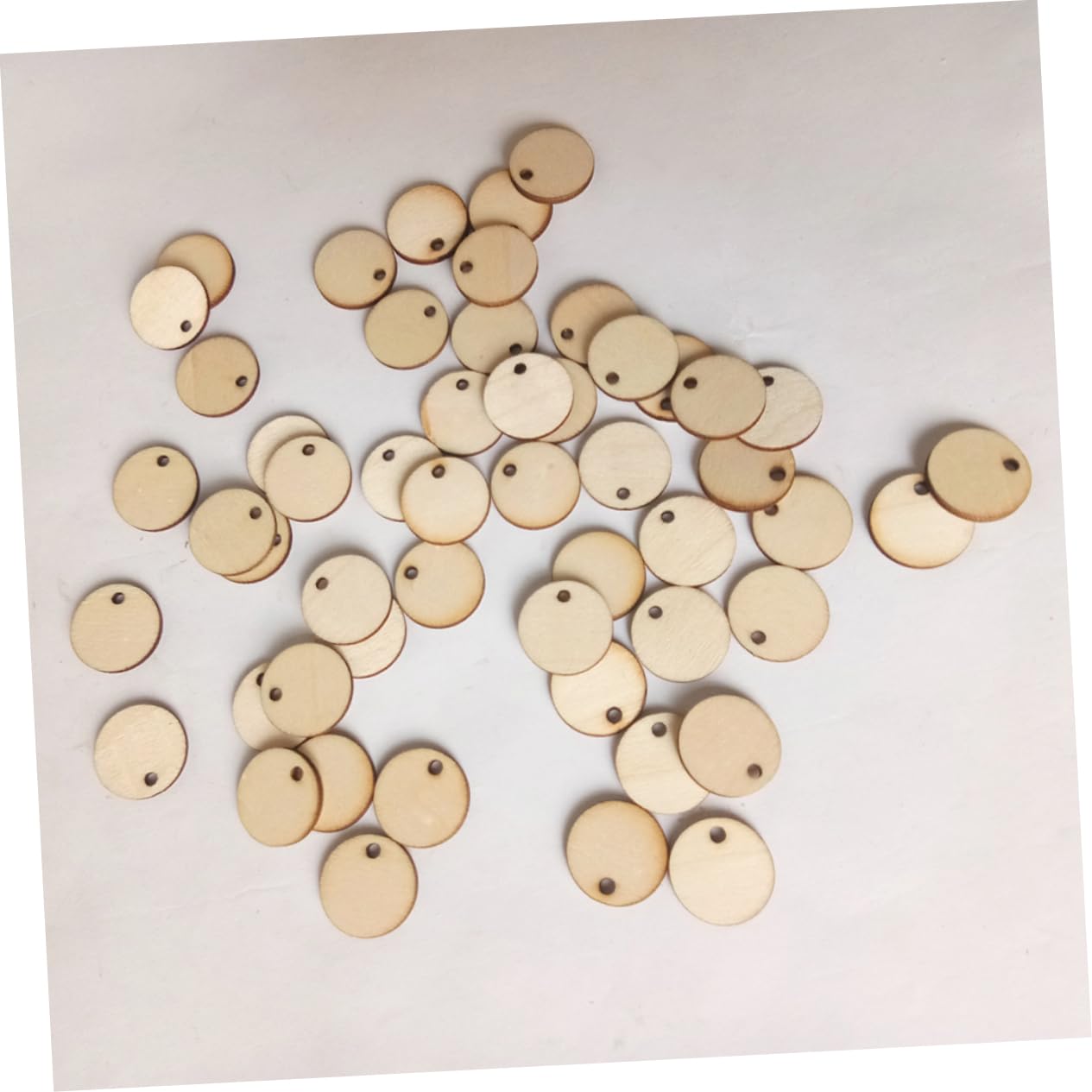 SHINEOFI 50 Pezzi Dischi di Legno Rotondi da 2cm con Aforo per Decorazioni Fai da Te Superficie Liscia per Decoupage e Targhette Personalizzate