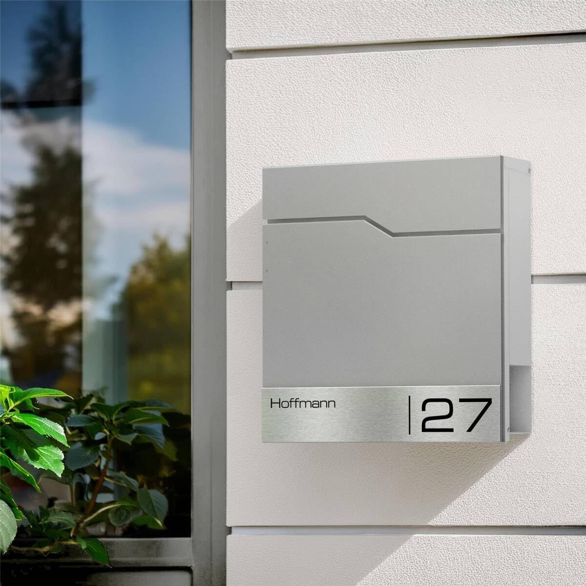 Metzler Cassetta Postale da Parete Grigio Alluminio RAL 9007 – Cassetta postale di design con targhetta nominativa in acciaio inox V2A incisa al laser e vano portagiornali – Modello Enno