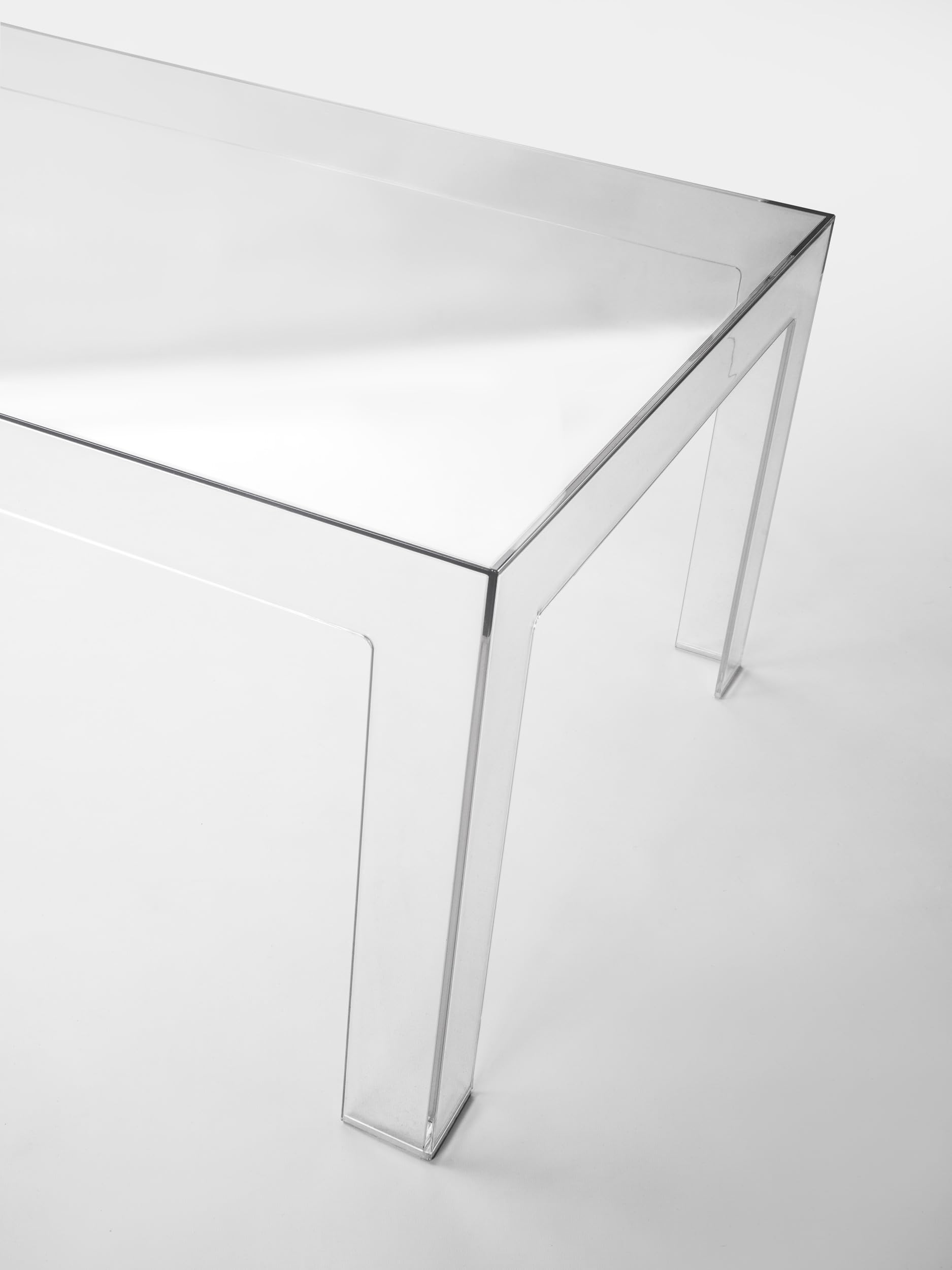 Tavolino da salotto trasparente in policarbonato monoblocco, design moderno, Made in Italy.