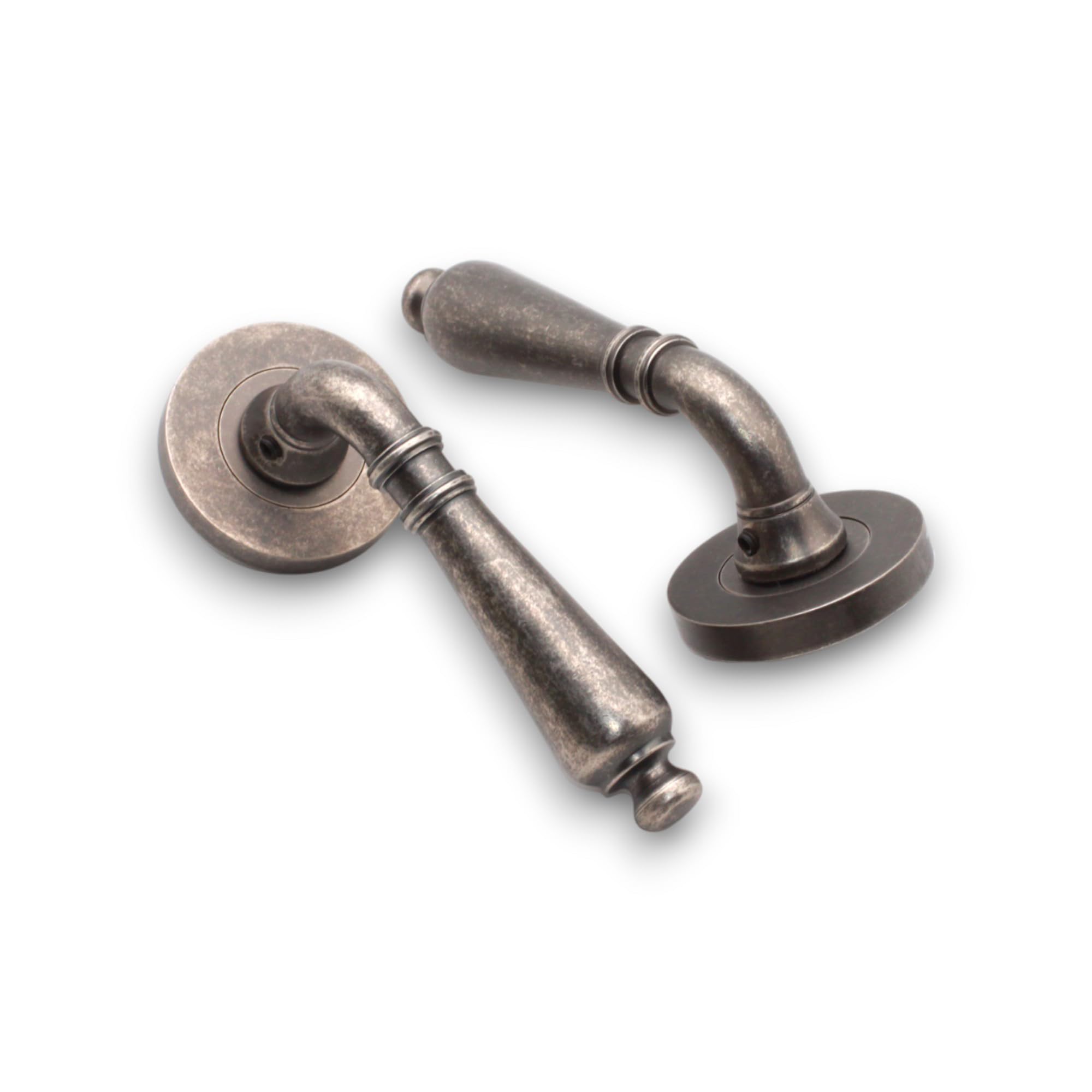 Maniglia a leva tradizionale in peltro nero antico su rosetta rotonda, maniglia per porta in stile vintage inglese in ottone massiccio con molla resistente