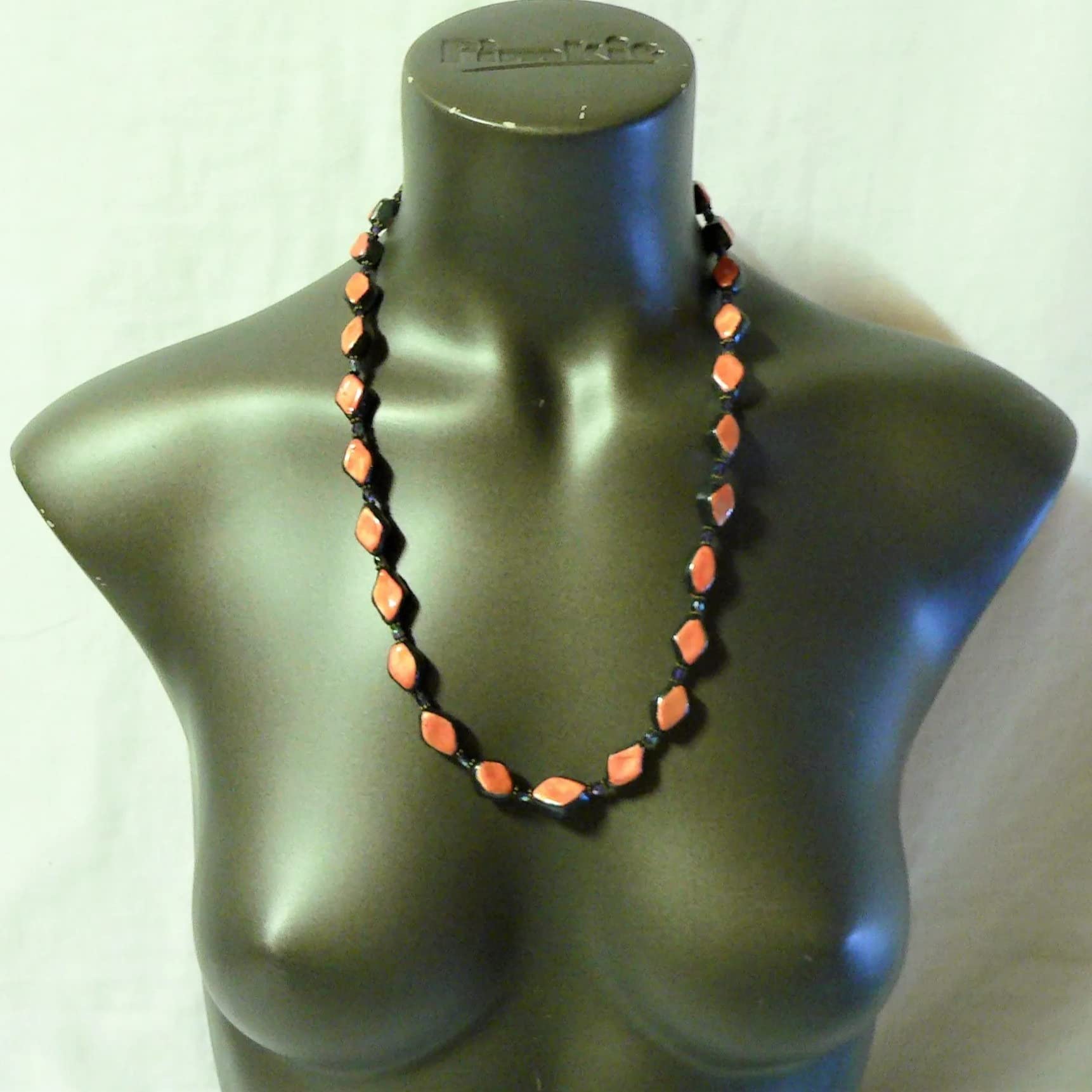 Collana di perline in ceramica, forma diamante, bicolore, nero e arancio inglese