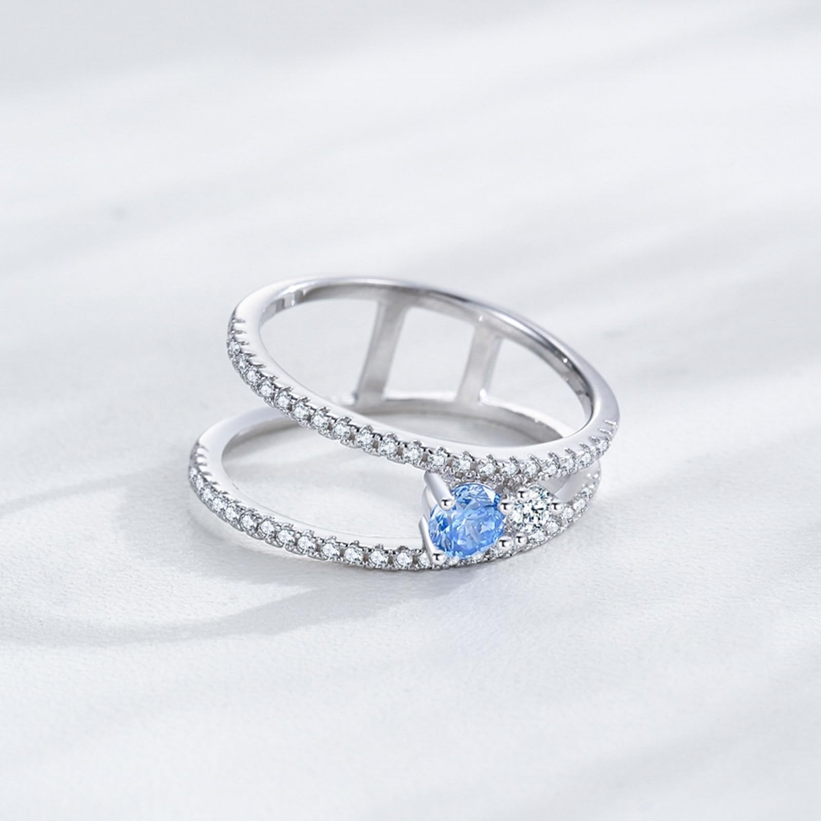 Pierścionki z białego złota 9K, pierścień 4 mm topaz niebieski 0,25 ct moissanit