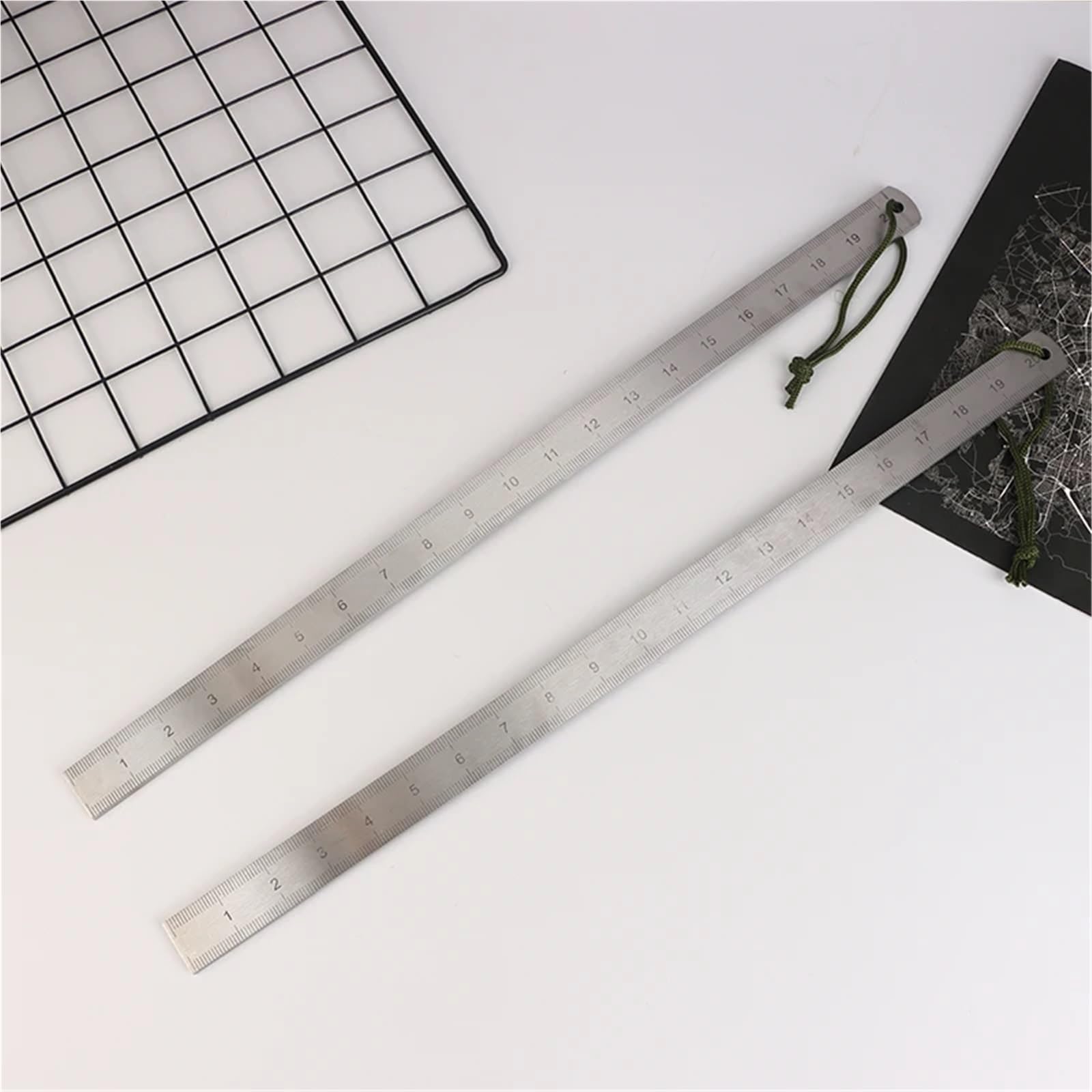 2-teiliges Lineal aus Edelstahl mit Zwei Skalen, verdickt, abgeschreckt, zufälligem Lanyard-Stil, ideal for Zeichnen und Messen für Engineering, Schule, Büro, Zuhause(Thickness:5.0mm)