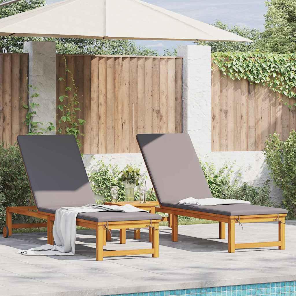 Set 3 Pz Lettini da Sole e Tavolino in Legno Massello di Acacia | Arredo relax da esterno per giardino e terrazza, con schienale reclinabile e pratico tavolino d'appoggio.