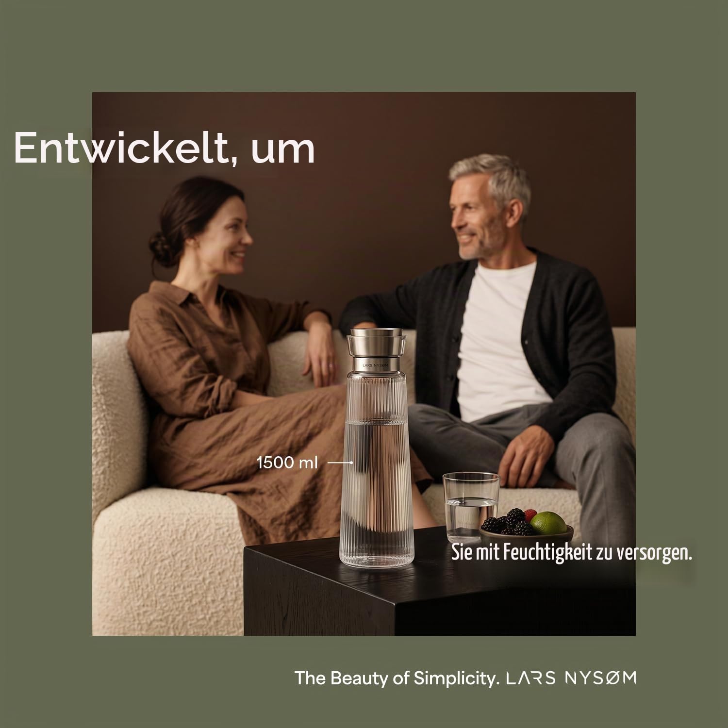 LARS NYSØM Wasserkaraffe 1,5l mit integriertem Sieb aus Edelstahl | Elegante Glaskaraffe mit Sieb für Saft & Limonade | Wasserkrug mit Riffel-Design für Alltag & Gäste (Graphite/Black, 1500ml)