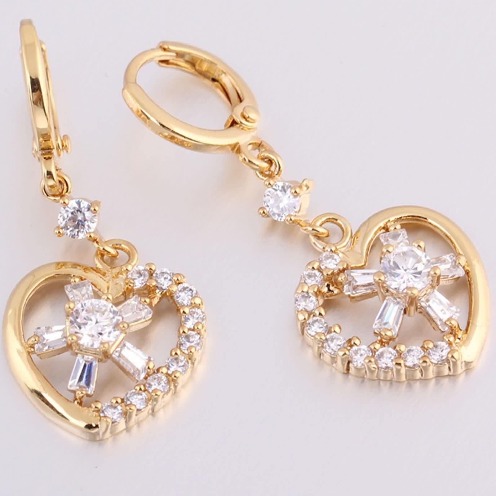 Pendientes de oro auténtico para mujer Au375, pendientes de aro de moissanit hoop con corazón hueco, pendientes de oro amarillo de 9 quilates para mujer pequeños