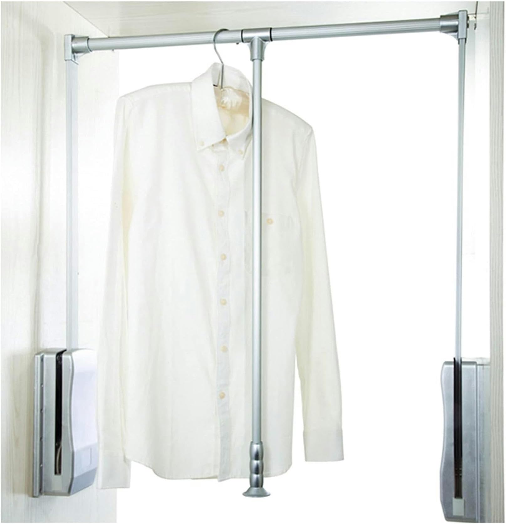 Armoire trop haute ? Utilisez le rail de tringle de placard extractible pour tout attraper