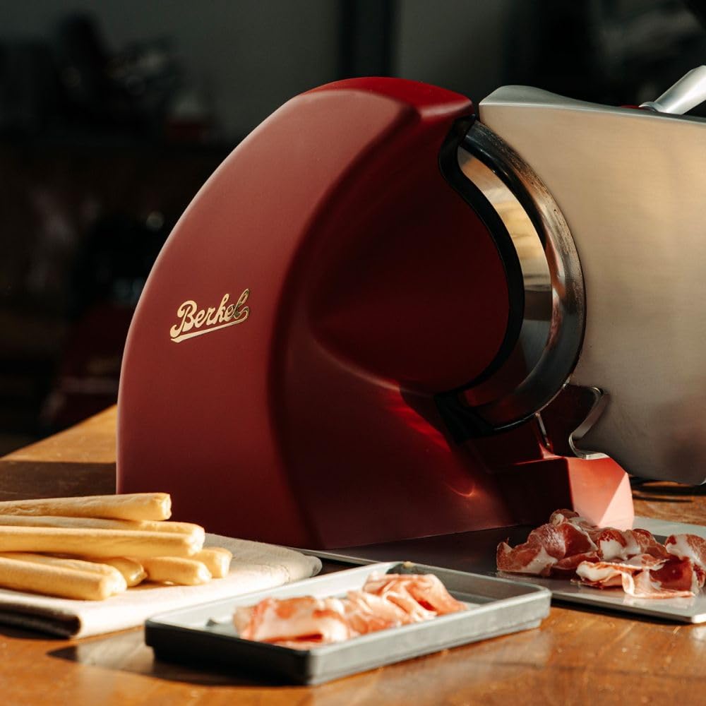 Berkel Home Line 250 Plus Trancheuse à charcuterie, électrique et compacte, rouge mat, idéale pour le prosciutto, les légumes et le fromage, avec planche en bois de qualité supérieure