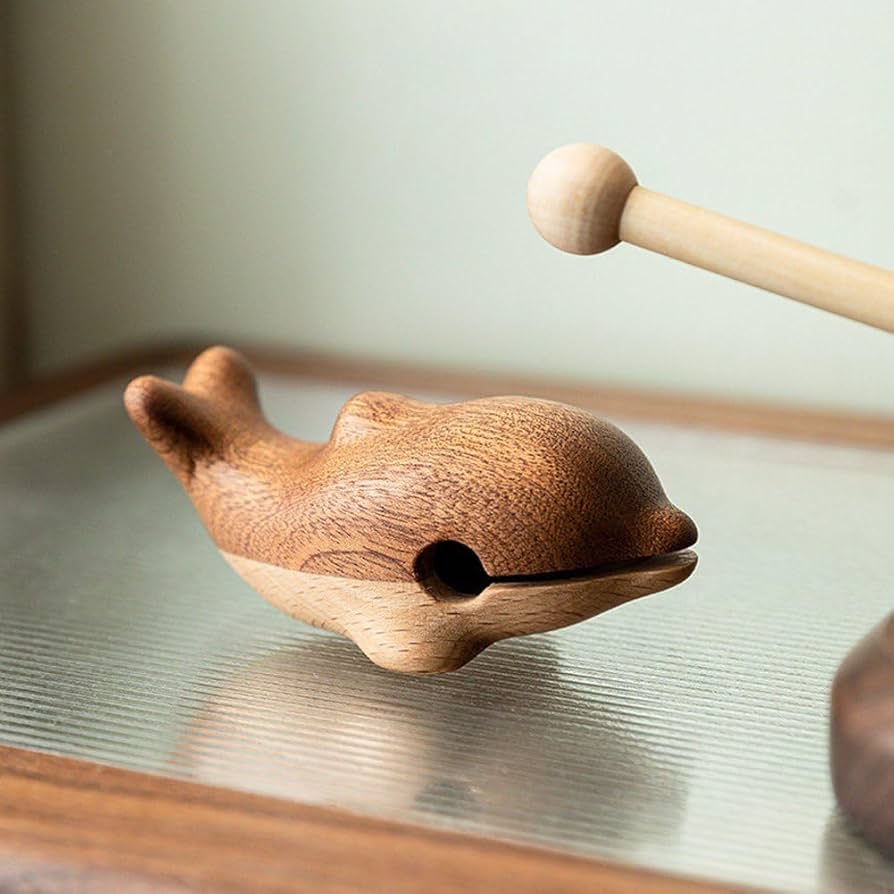 苔むす木工 イルカ 彫刻 木製台座付き 苔むす木工 イルカ 彫刻 木製台座付き 苔むす木工 イルカ 彫刻