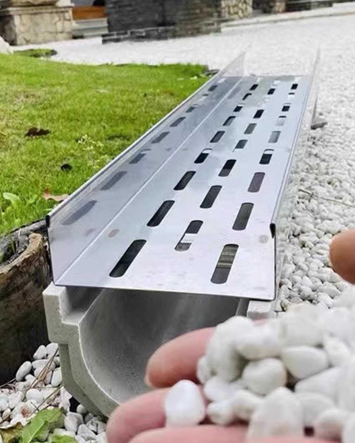 Caniveau de drainage pour terrasse propre sans eau stagnante