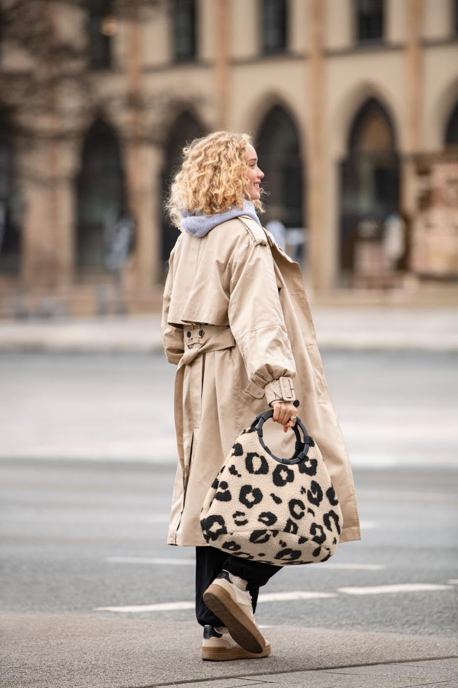 reisenthel Loopbag hobo – Elegante Hobo-Tasche – vielseitig, stylisch, mit Metallgriffen und Soft-Touch-Material.