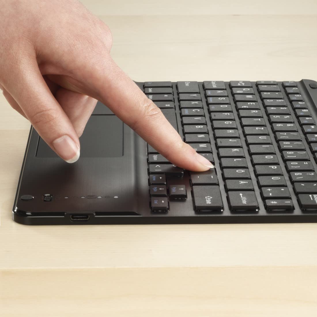 Hama Etui z klawiaturą do iPada 10. generacji 2022 (klawiatura Bluetooth z touchpadem, funkcja stojaka, magnetyczne etui na tablet, etui na tablet, do Apple iPad 10,9", wyjmowana klawiatura) czarne