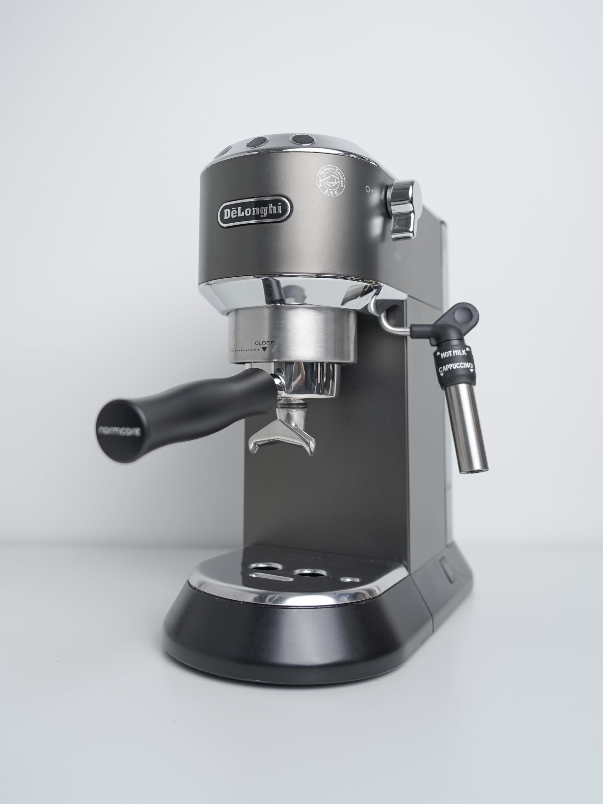 Normcore Portafiltro de doble boquilla de 51 mm con 3 orejas, compatible con Delonghi Dedica EC680 y EC685, y SMEG y EUPA, mango de aluminio anodizado con cesta de filtro de 18 g