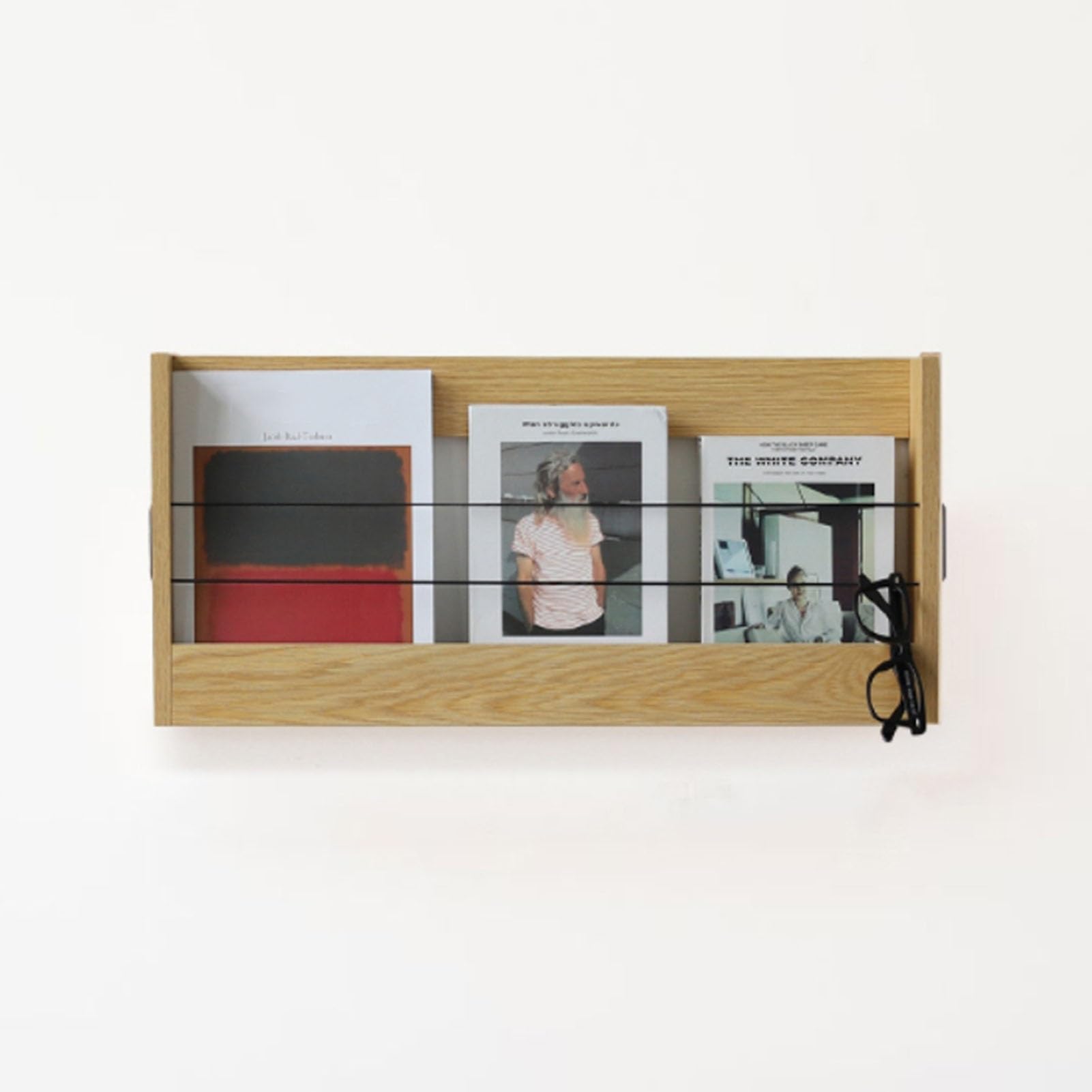 Porte-revues mural en bois pour créer un coin lecture ordonné dans le salon