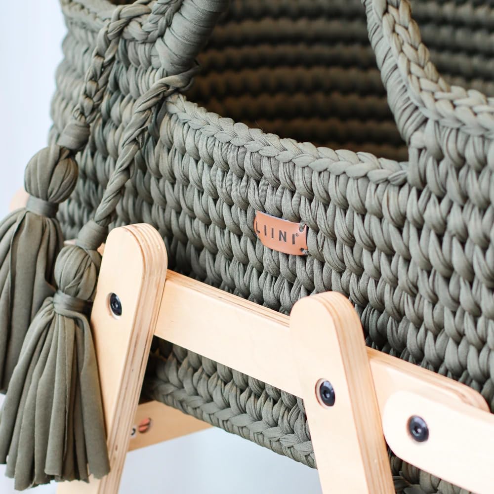 LIINI® Babywiege mit Moseskorb (Olive) – sanfte Wiegebewegung, handgehäkelt, nachhaltiges Holzgestell, inkl. Matratze & Täschchen – ab Geburt bis 9 kg – EN 1466:2023