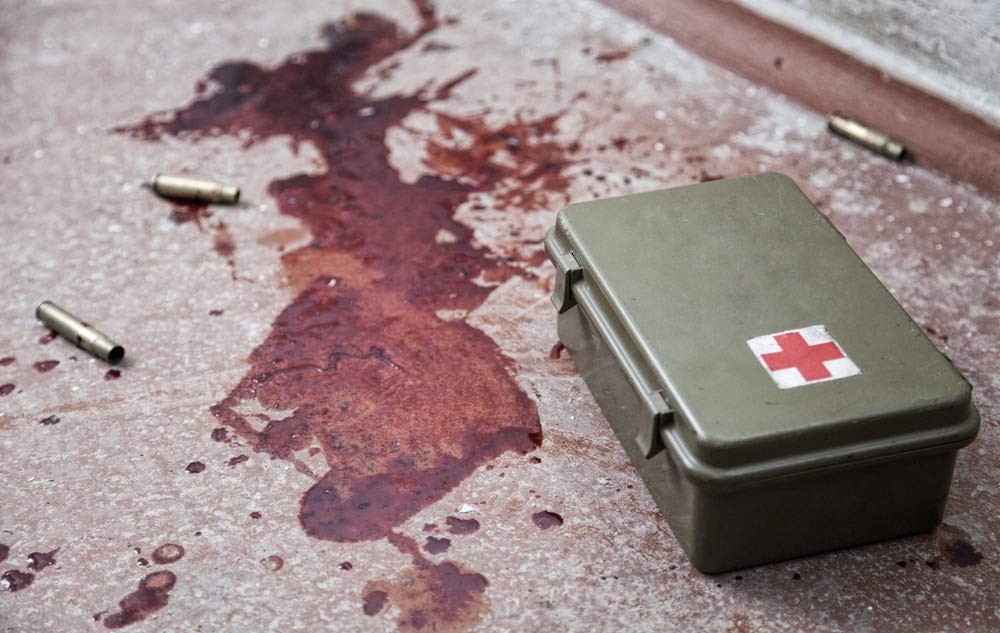 Posterazzi PSTZAB103377MLARGE - Kit de primeros auxilios militar en el suelo con carcasas vacías de bala y manchas de sangre humana, impresión fotográfica, 61 x 91 cm, multicolor