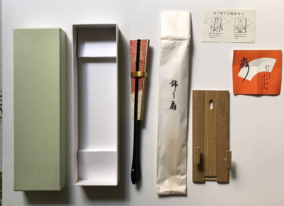 Amazon.co.jp: 飾り扇 京扇子 山武扇舗 扇子立て付き 赤 : ファッション