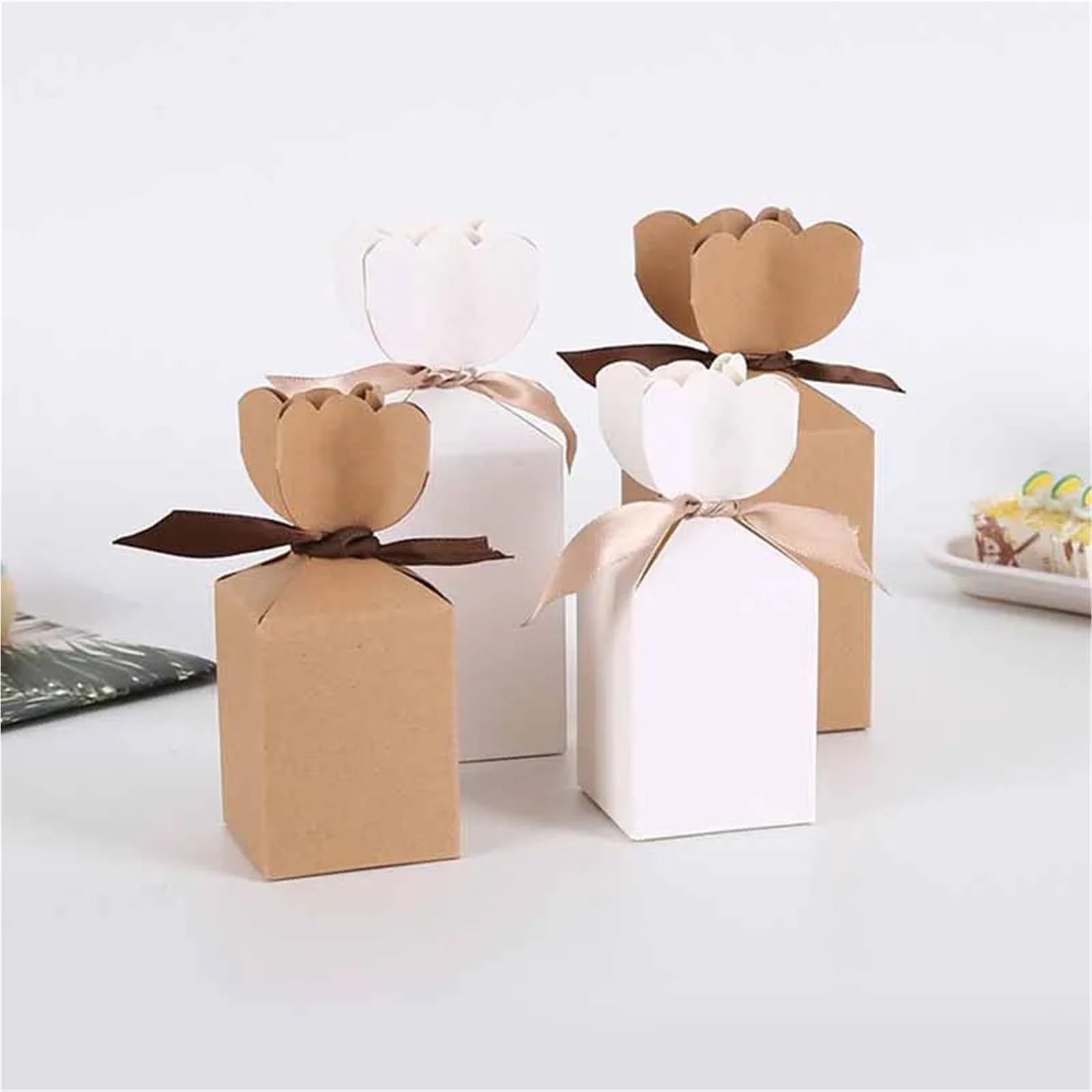 Scatola Portaconfetti Matrimonio 25/50 Pezzi Scatola di Caramelle Cartone Pacchetto Carta Kraft Vaso Favore Compleanno Festa Natale Decorazione Nozze(Kraft,50PCS_6X6X9CM)