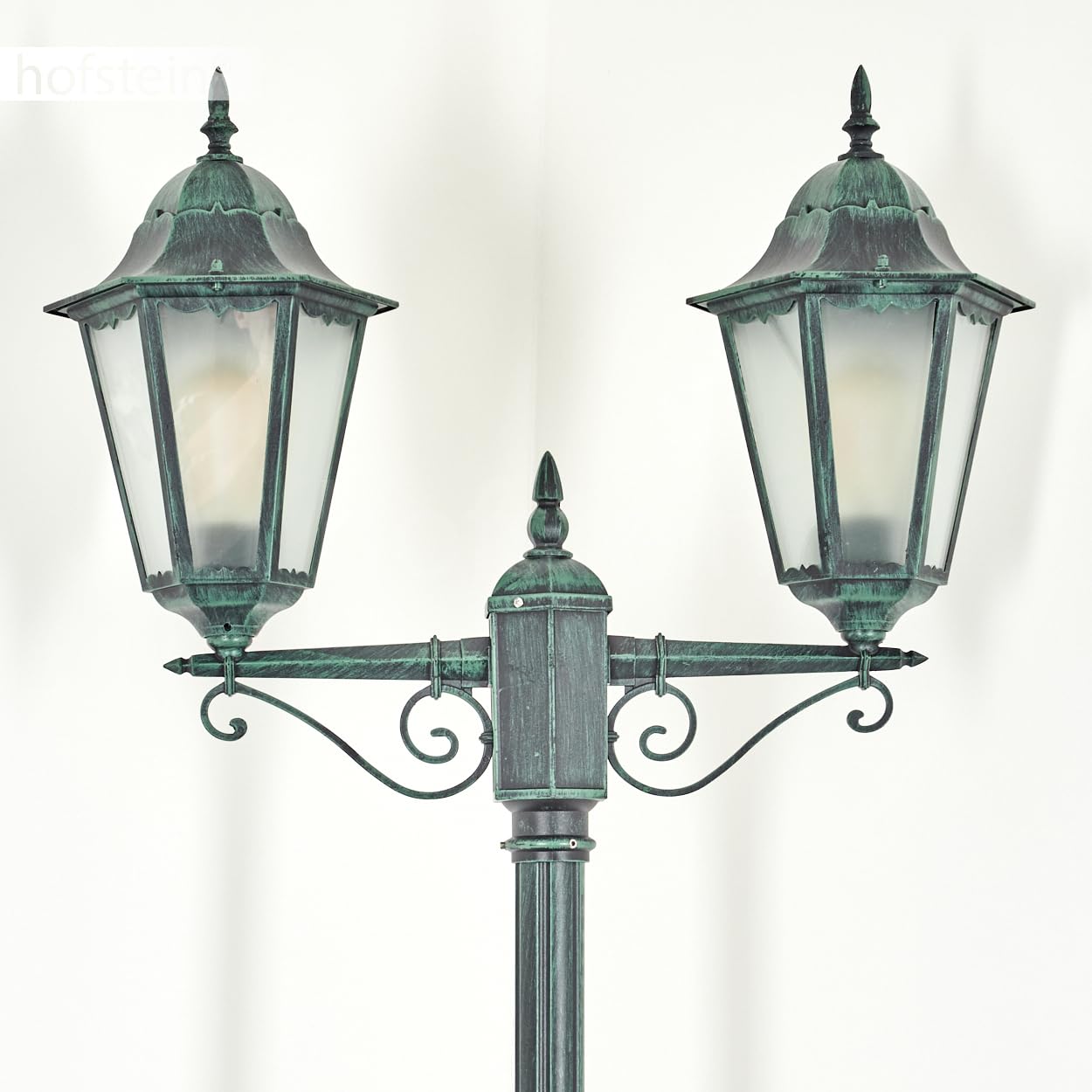 HOFSTEIN Lampa drogowa zewnętrzna Hong Kong, lampa ścieżki z metalu/szkła w kolorze czarno-zielonym/mlecznym kandelabr ze szkła antycznego, wysokość maks. 245 cm, oświetlenie ogrodowe IP44, 2 x E27,