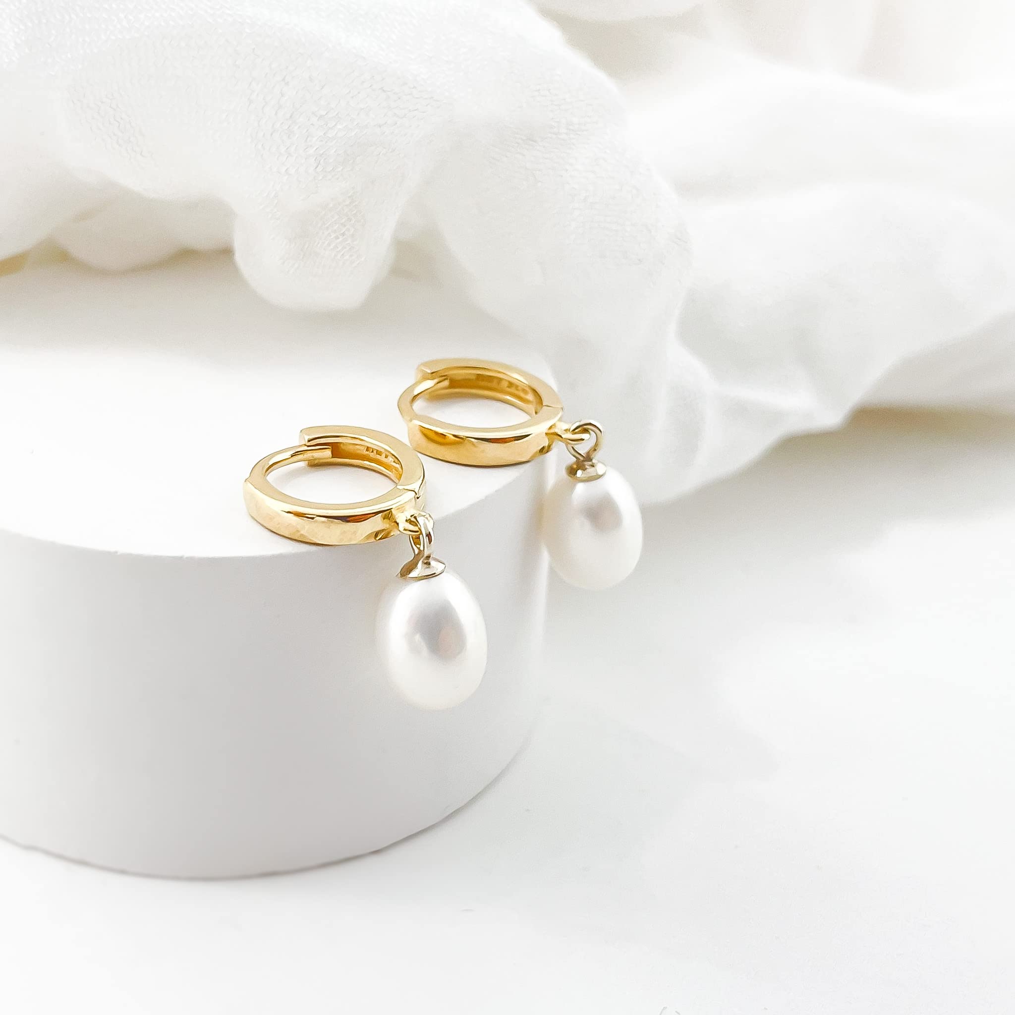 Mary & Jules Perlenohrringe Gold aus 925 Sterling Silber, aus recyceltem Silber, kleine Creolen mit Perlen Anhänger, schlichte Süßwasserperlen Ohrringe Damen, Echtschmuck Ohrstecker vergoldet