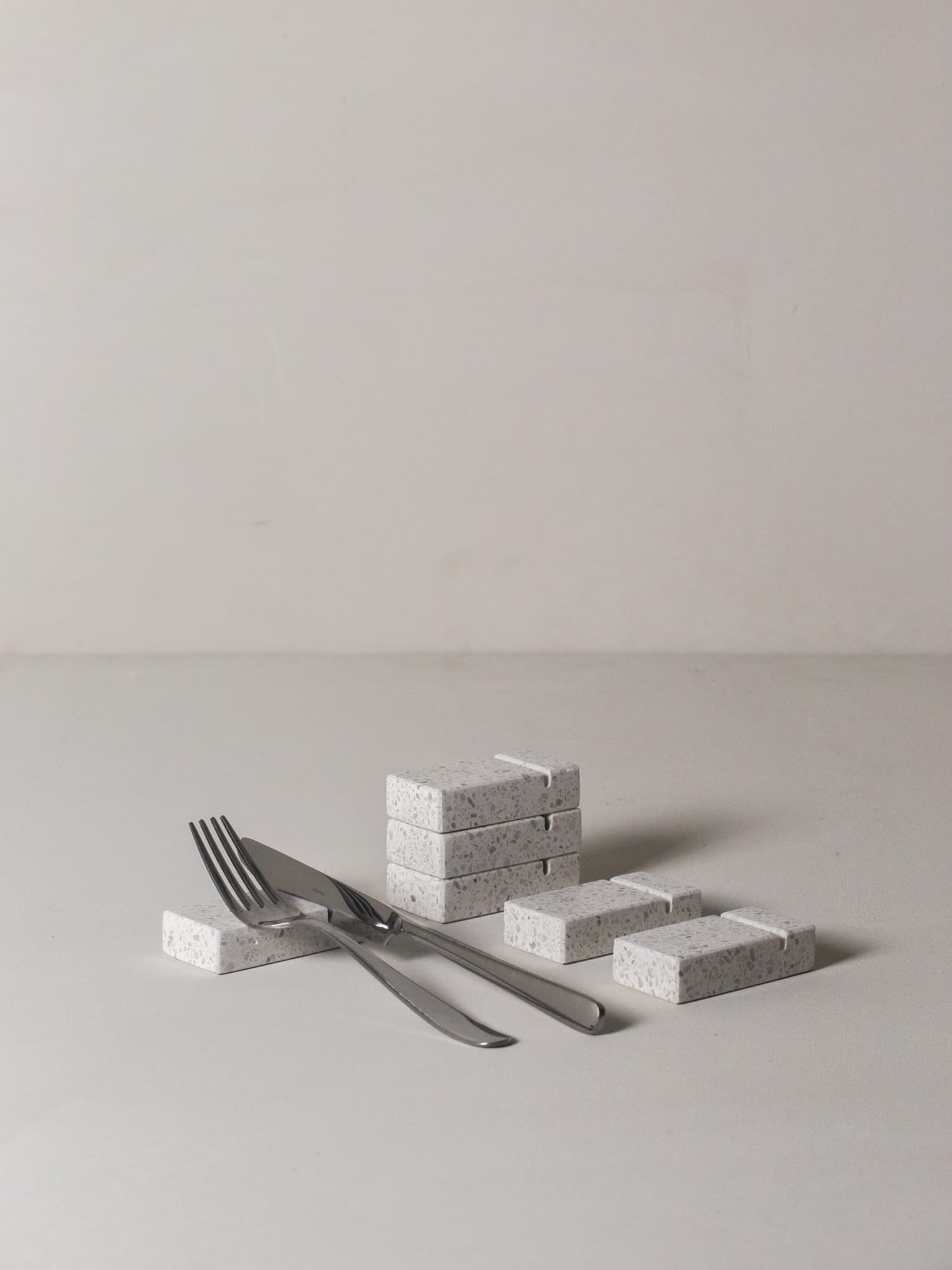 Reposacubiertos de gravilla de mármol (6 piezas), apoyo cubiertos mesa diseño, portacubiertos mesa restaurante elegante, reposacubiertos regalo casa (Bianca Piccola)