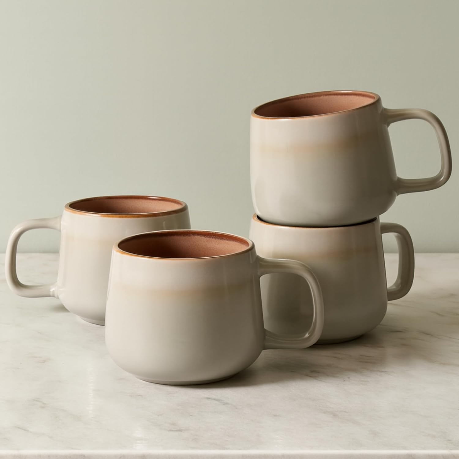 Ava Nord Keramik-Kaffeebecher 4er-Set, 340 ml – Steingut-Tassen im skandinavischen Design mit Henkel – Für Kaffee, Cappuccino & Tee, ideal für Zuhause oder Büro – Mikrowellen- & Spülmaschinengeeignet